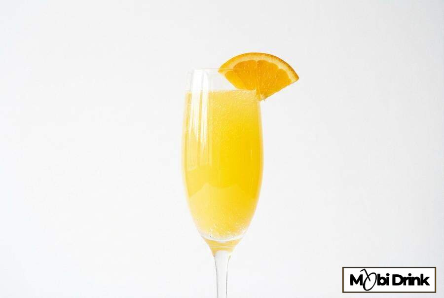 Kieliszek z drinkiem mimoza i plasterkiem pomarańczy