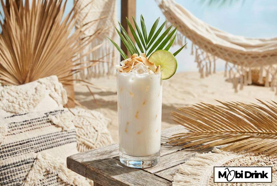 Klasyczny drink Malibu z mlekiem i wiórkami kokosowymi