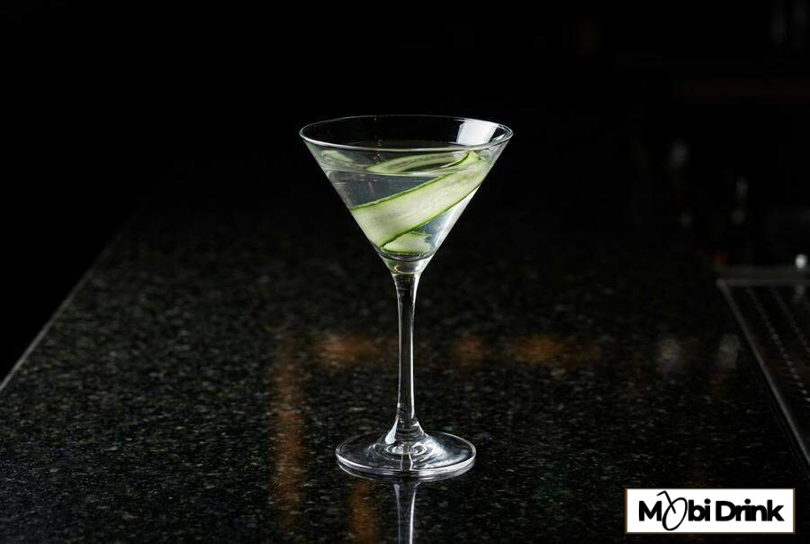 Elegancki koktajl Saketini w kieliszku do martini