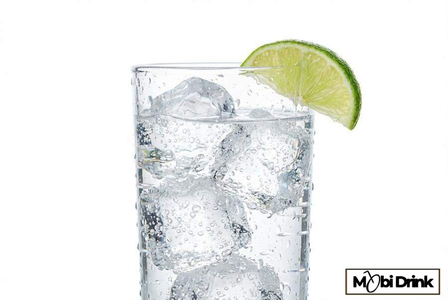 Klasyczny orzeźwiający drink gin ze spritem i limonką