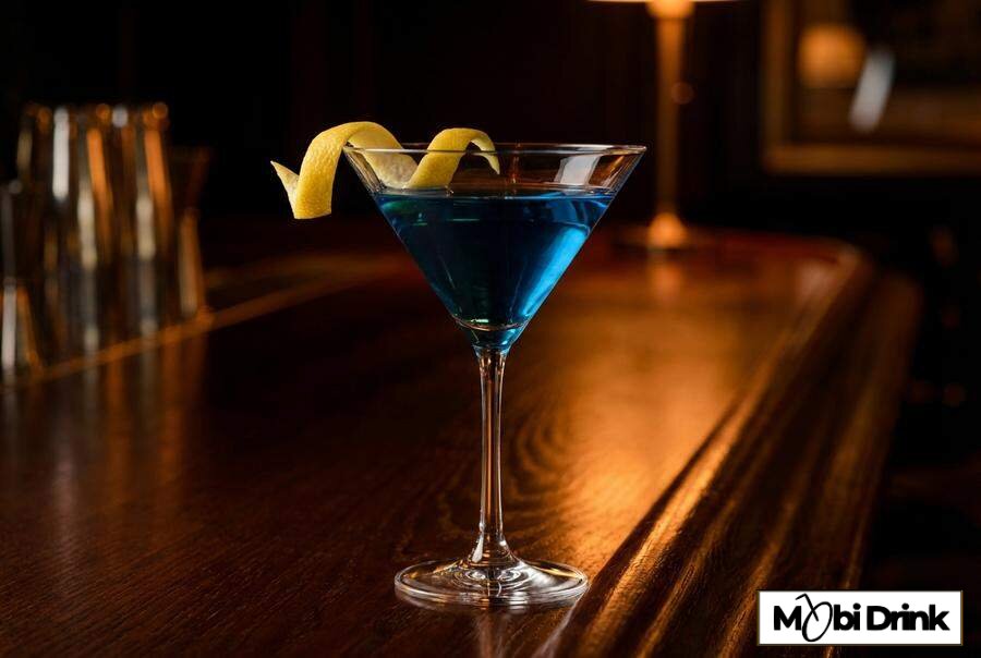 Elegancki koktajl Blue Balalaika w kieliszku martini