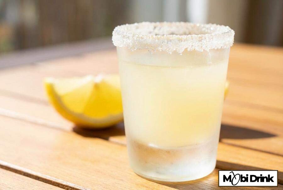Żółty shot cytrynowy Lemon Drop z cukrowym rantem