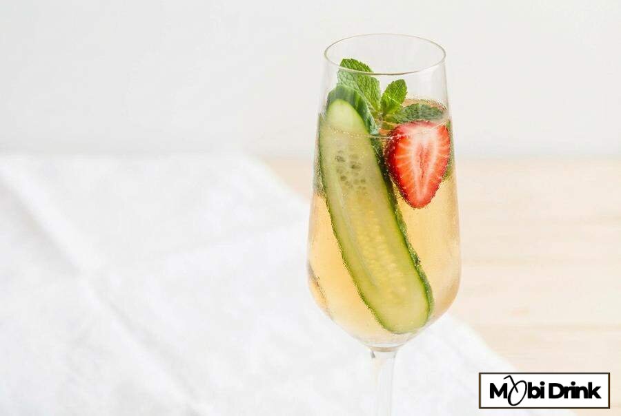 Delikatny Lillet Spritz z ogórkiem i truskawką