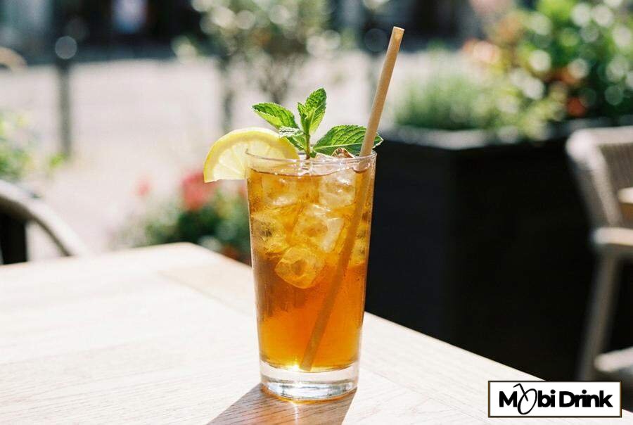 Long Island Iced Tea w wysokiej szklance z lodem