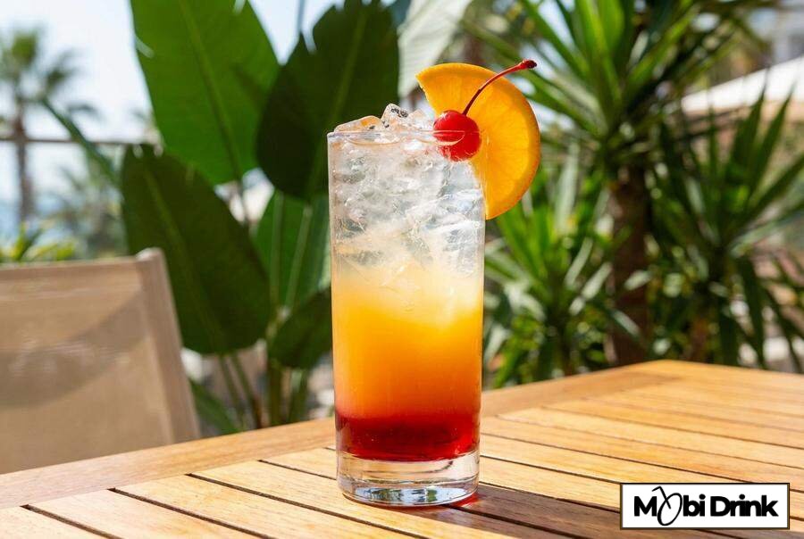 Warstwowy drink malibu sunrise z sokiem pomarańczowym