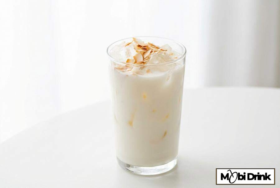 Kremowy drink Malibu z mlekiem i wiórkami kokosowymi