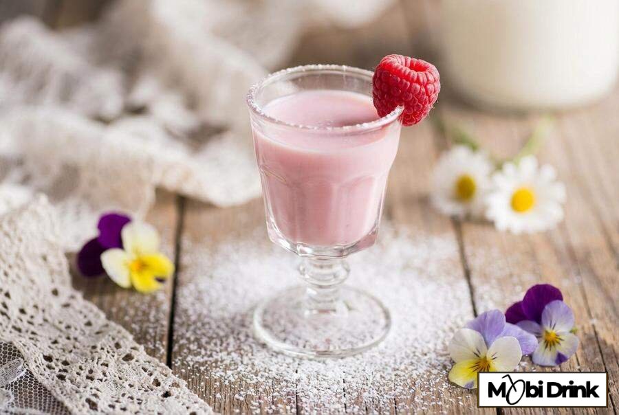 Różowy shot malinowy z mleczkiem i owocem
