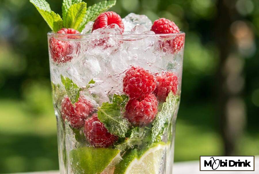 Malinowe Mojito z miętą i kruszonym lodem