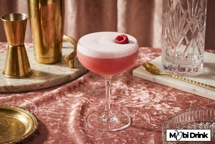 Elegancki drink sour z pianką i malinówką