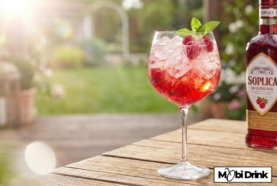 Orzeźwiający drink Malinowy Spritz z owocami w kieliszku