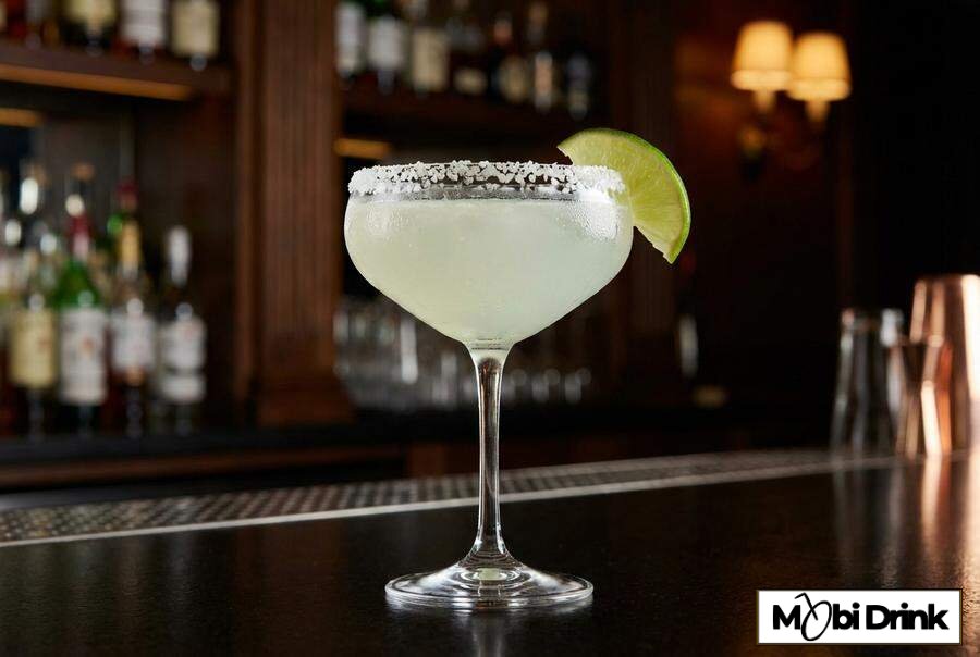 Klasyczna Margarita z solą na krawędzi kieliszka
