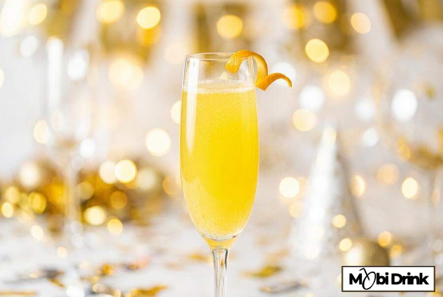 Żółty drink Mimosa w kieliszku do szampana