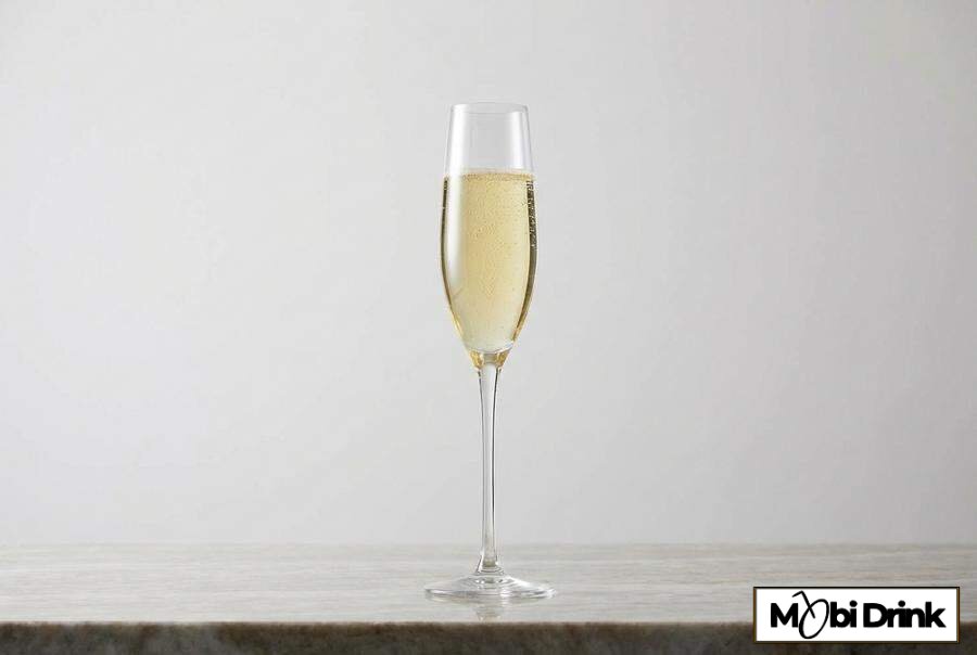 Elegancki żółty drink w kieliszku szampana