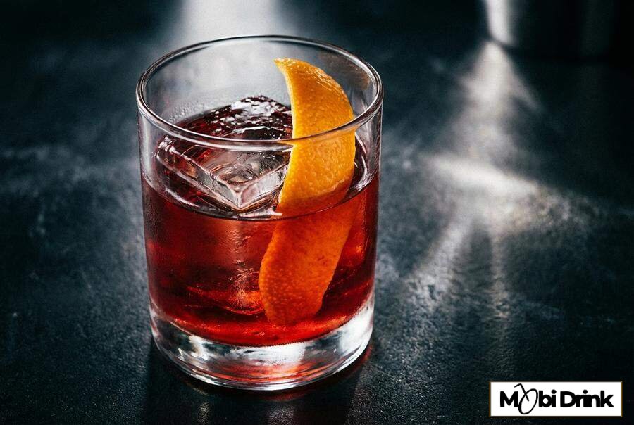 Czerwone Negroni z lodem i skórką pomarańczy
