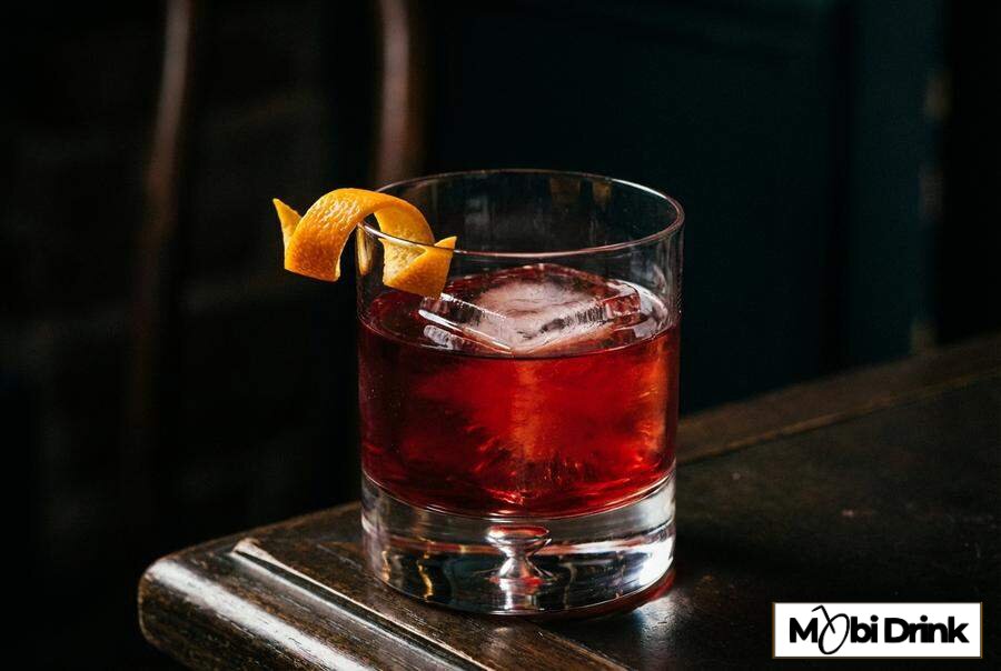Klasyczne włoskie Negroni w niskiej szklance