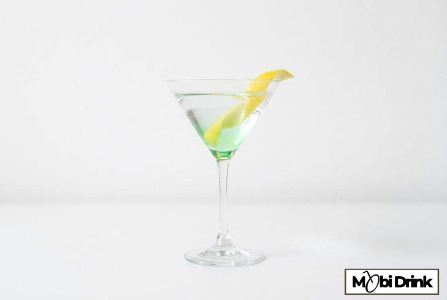 Mocny drink Obituary w kieliszku martini