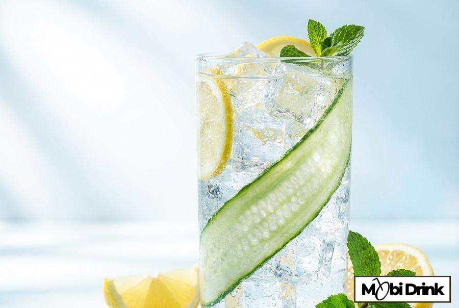 Świeży drink z ogórkiem