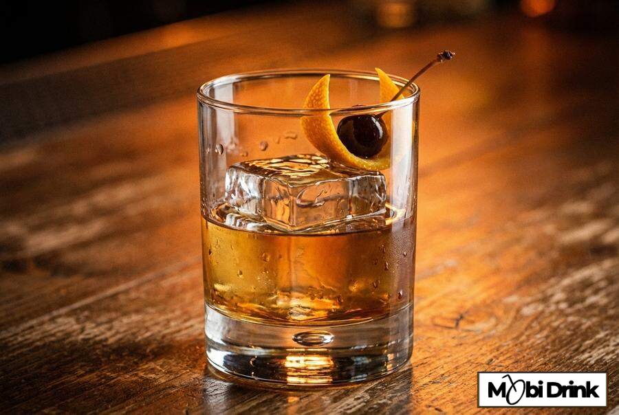 Klasyczny drink Old Fashioned z lodem i skórką pomarańczy