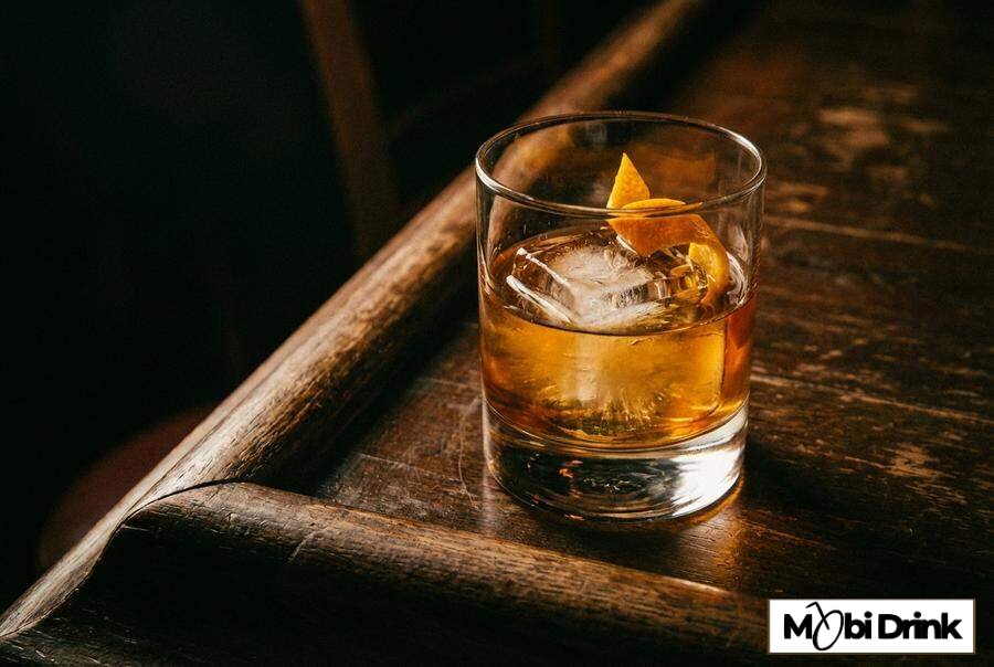 Klasyczny drink Old Fashioned w szklance z lodem.
