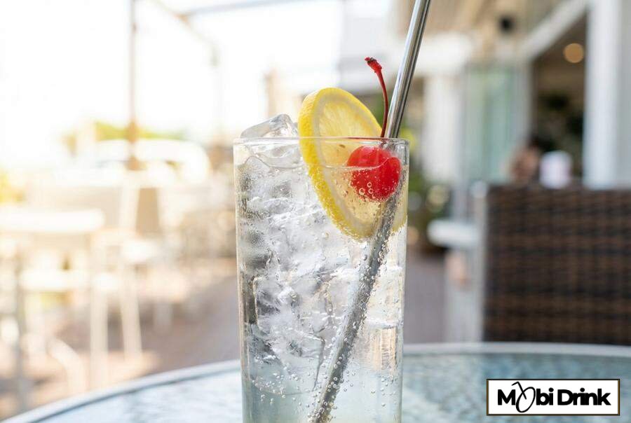 Wysoki drink Tom Collins z lodem i cytryną