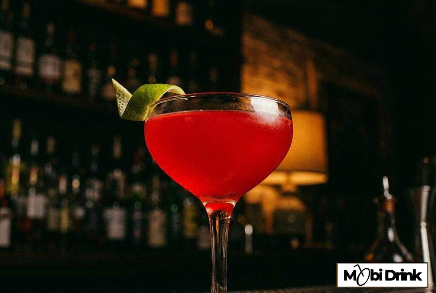 Czerwony drink Passoa Daiquiri w kieliszku