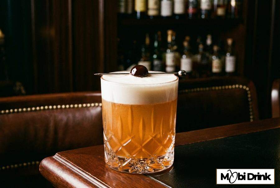 Klasyczny Whiskey Sour z nutą brzoskwini i pianką
