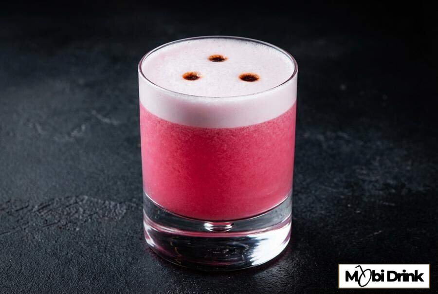 Klasyczny drink Pink Gin Sour z aksamitną pianką