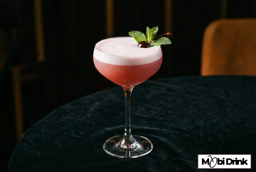 Elegancki koktajl Pink Lady z pianką i wisienką