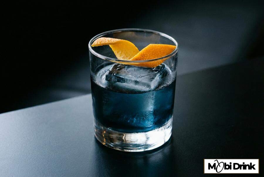 Wytrawny drink Blue Monday w niskiej szklance