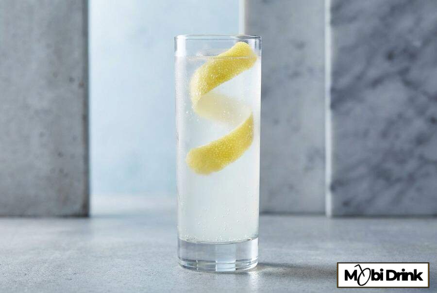 Klasyczny musujący drink Raki Fizz w wysokiej szklance