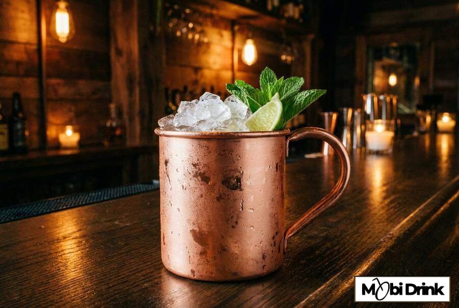 Orzeźwiający drink Raki Mule w miedzianym kubku