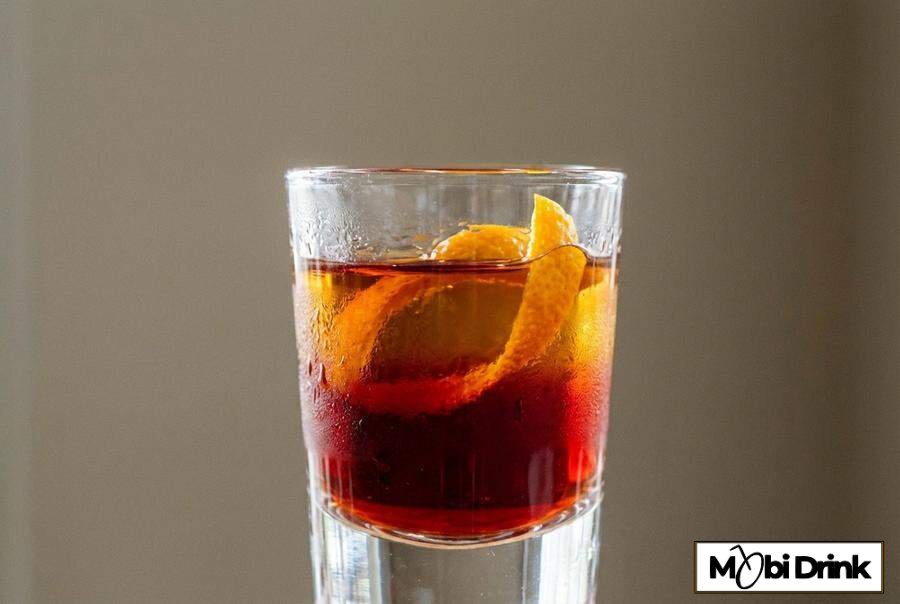 Czerwony shot Red Headed z Jägermeisterem
