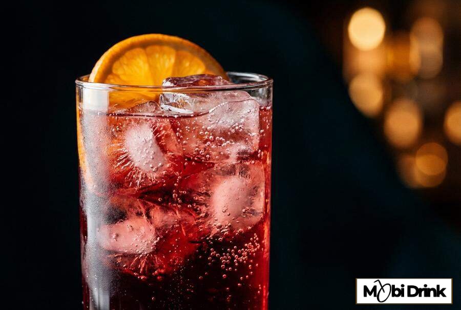 Czerwony drink Red Moon z sokiem porzeczkowym i pomarańczą