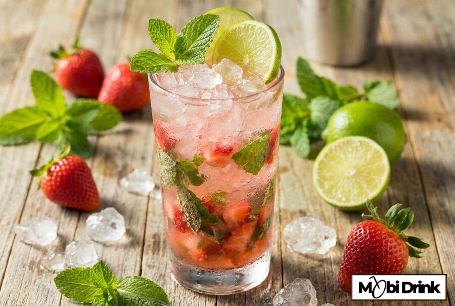 Owocowe różowe mojito z miętą i truskawkami