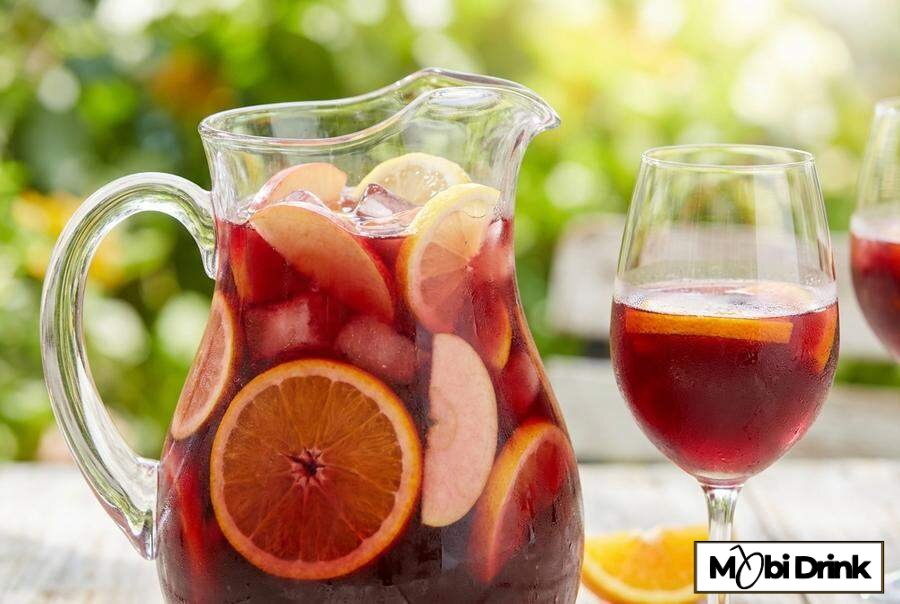 Dzbanek z czerwoną sangrią i owocami