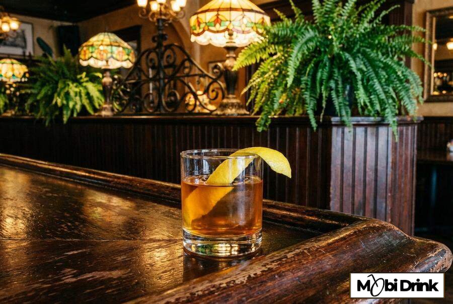 Klasyczny drink Sazerac w niskiej szklance