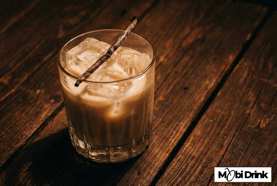 White Russian z likierem Sheridan's na lodzie