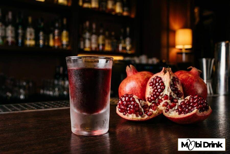 Zimny shot z wódki o smaku granatu
