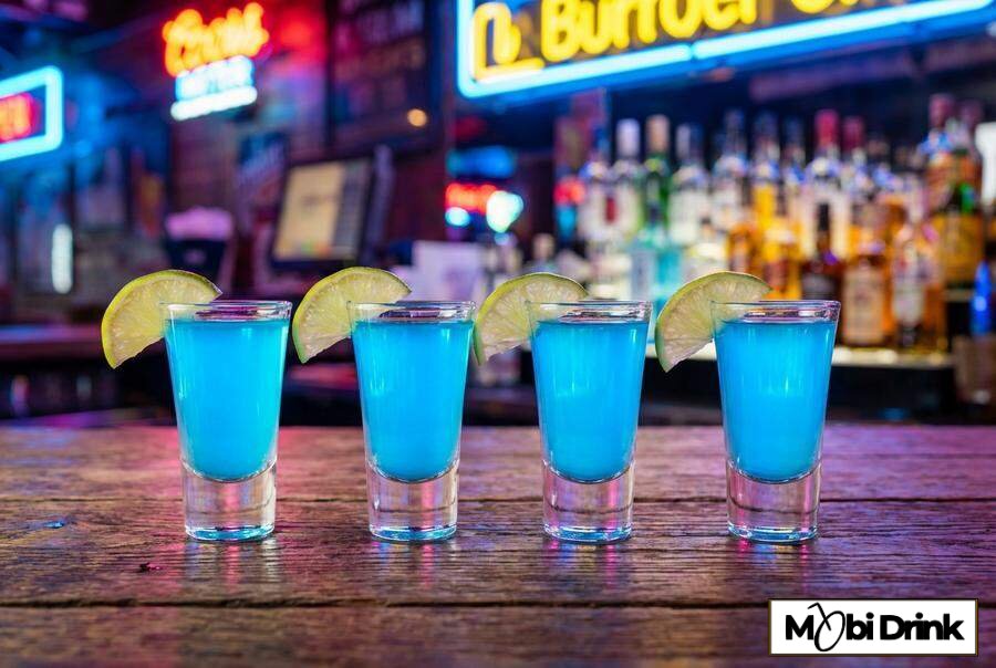 Niebieskie shoty Blue Kamikaze z limonką