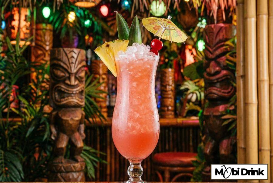Egzotyczny Singapore Sling w wysokiej szklance