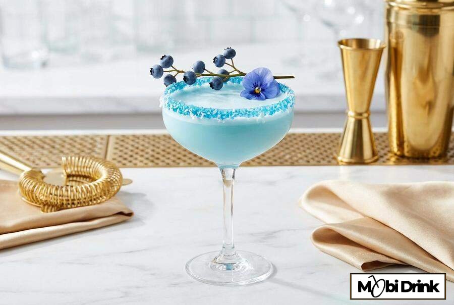 Kremowy błękitny drink Smerfetka w kieliszku