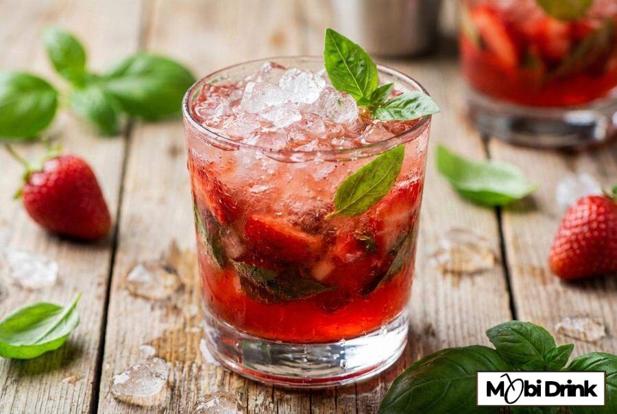 Orzeźwiający Strawberry Gin Smash z ziołami