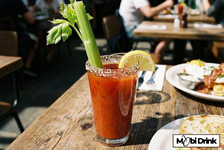 Pikantny pomidorowy drink Virgin Mary z selerem.