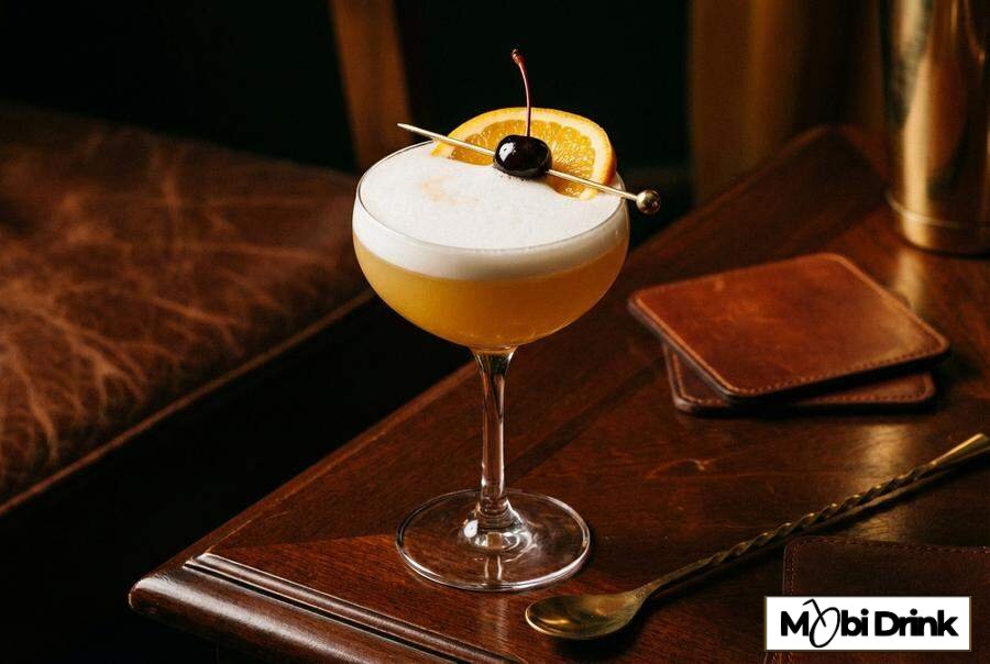 Koktajl Whiskey Sour z pianką i wiśnią