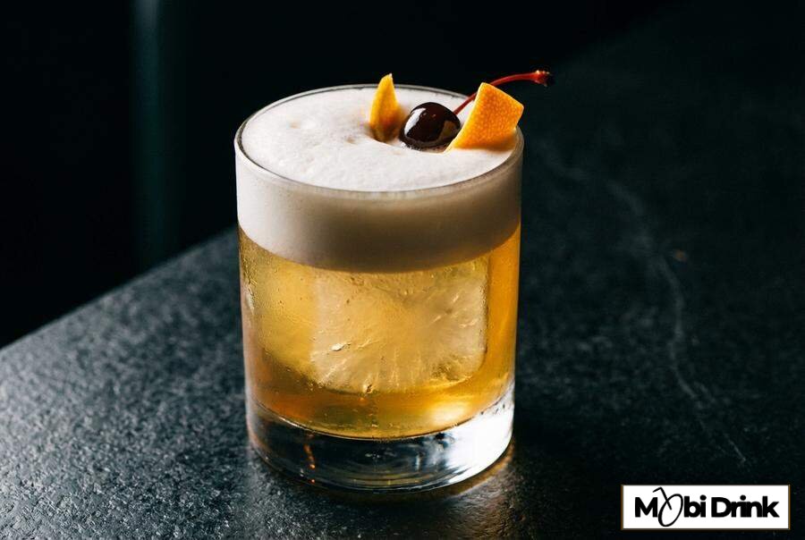 Klasyczny drink Whisky Sour z pianką i wiśnią