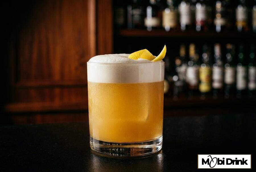 Klasyczny Whisky Sour z białą pianką