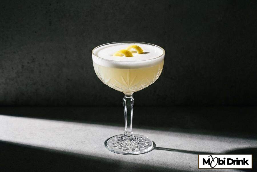 Elegancki drink White Lady z białą pianką