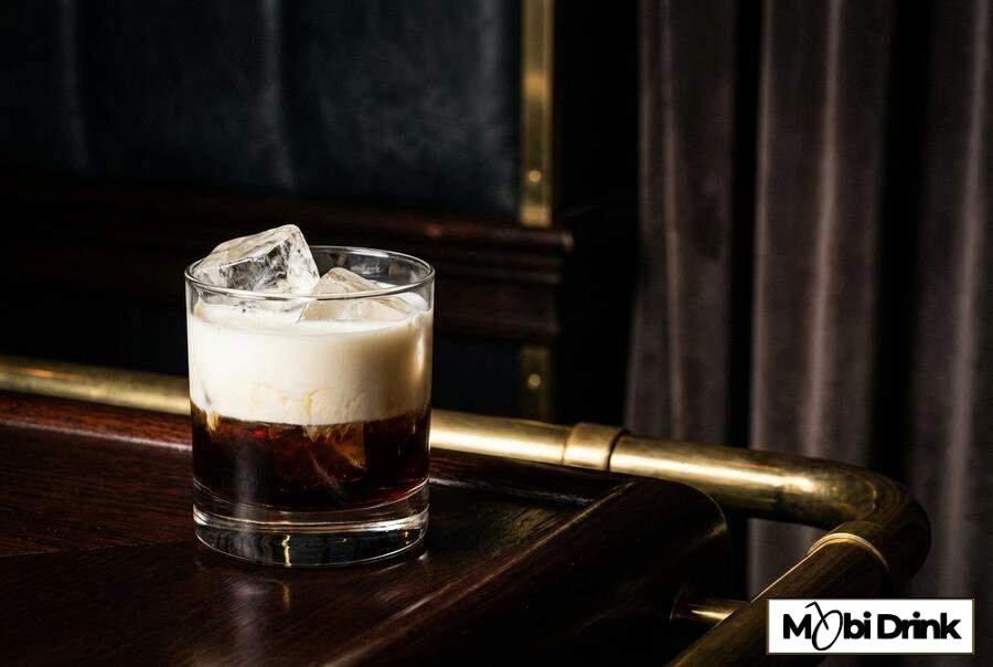Kremowy drink White Russian z likierem kawowym