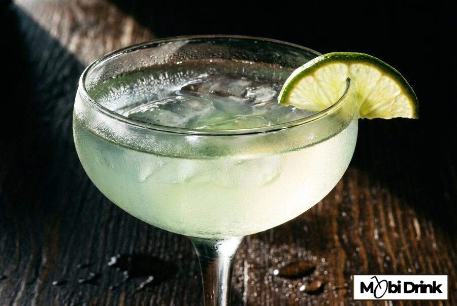 Mocny drink Kamikaze z limonką w kieliszku