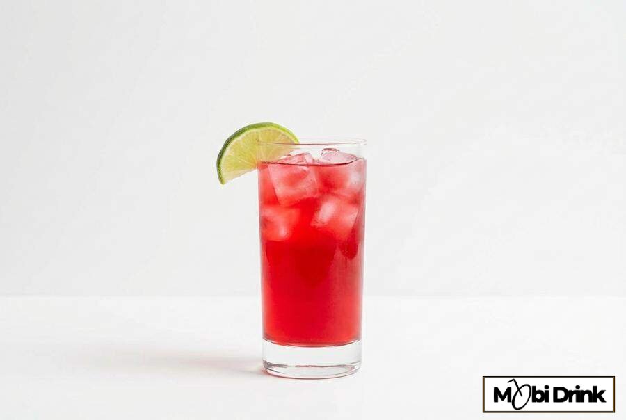 Czerwony drink Woo Woo z limonką